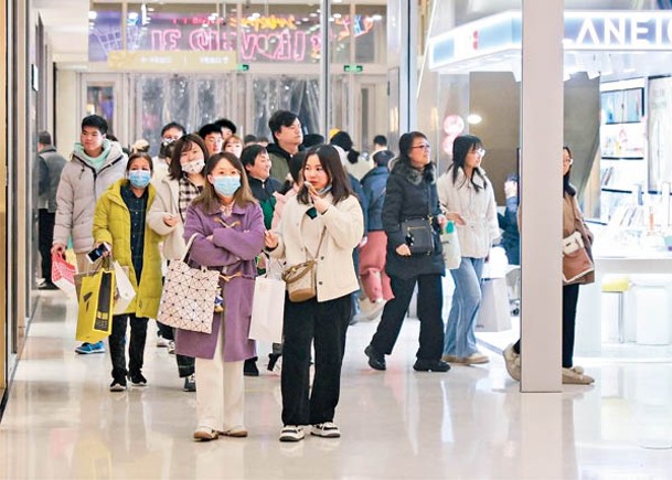 上海民眾趁新年假期外出購物。