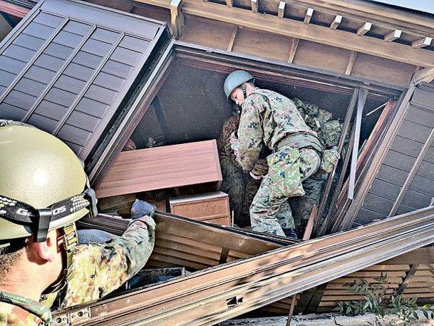 自衞隊在地震災區執行搜救行動。
