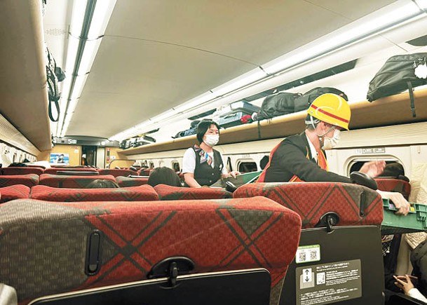 北陸新幹線停駛，乘客被困車上。