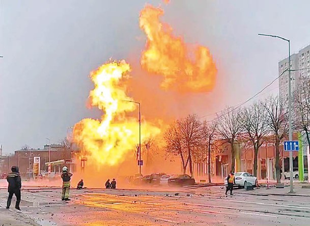 基輔有建築物遭俄羅斯導彈擊中起火。