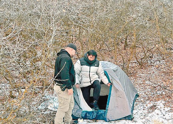 警方在帳篷尋到莊凱（右）。