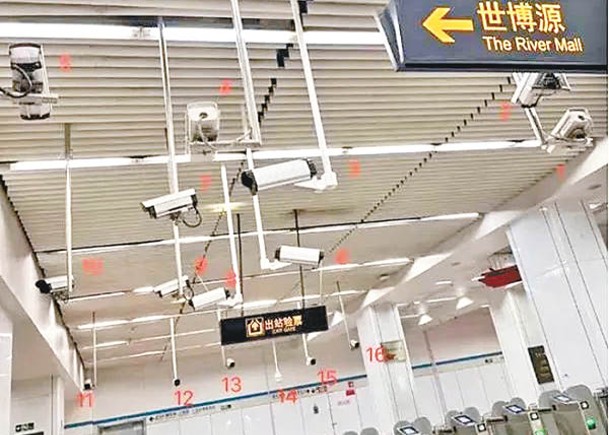 網民拍到上海地鐵站同時掛有多個閉路電視。