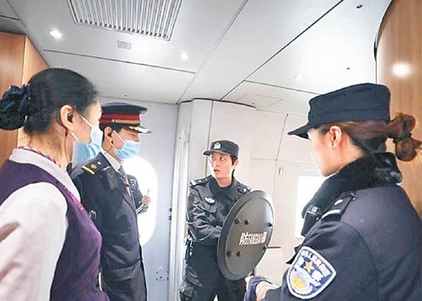 北京鐵路公安處日前成立了女子乘警隊。