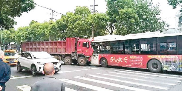 貨車越線撞向巴士。