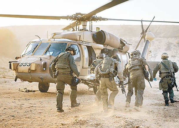 以軍傷兵由直升機從加薩運走。