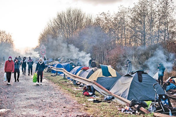 難民在法國北部紮營。