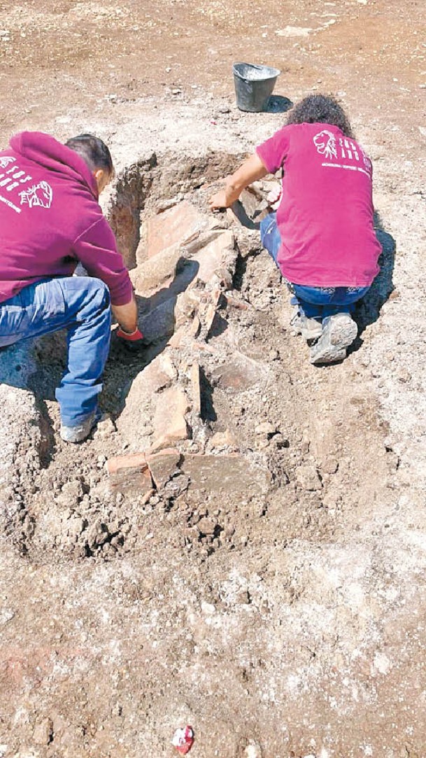 考古人員在墓園展開挖掘工作。