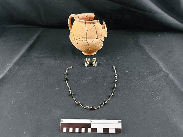 考古人員發現墓地內有陶器、項鏈等物件。