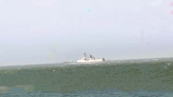 中國軍艦監視美菲兩國軍艦在南海的演習。