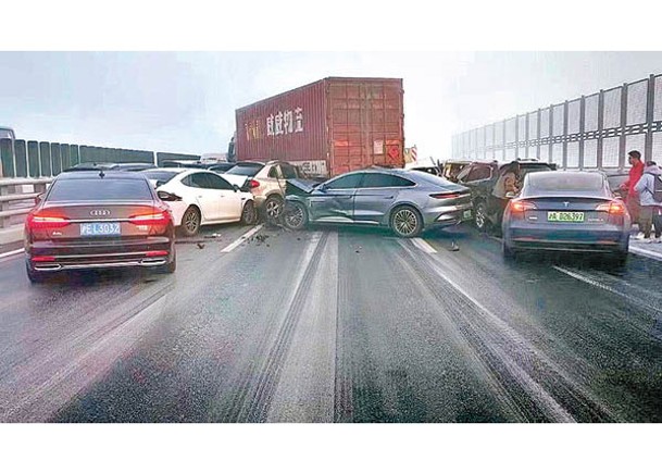 多輛汽車在S3滬奉高速公路發生意外。