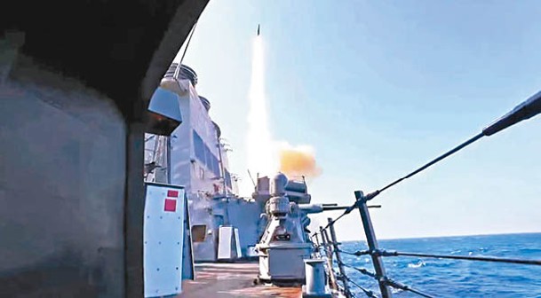 美國神盾驅逐艦卡尼號在紅海發射導彈，攔截也門叛軍青年運動空中目標。
