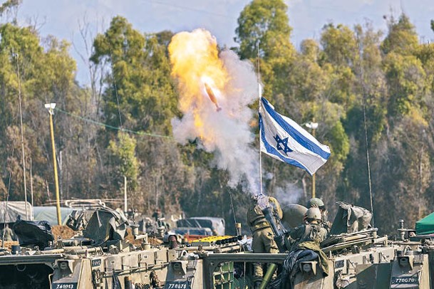 以色列士兵近日在西南部地區向加薩地帶發炮。（Getty Images圖片）