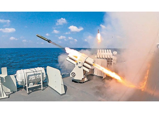 中國海軍護航編隊在實戰化訓練發射干擾彈。
