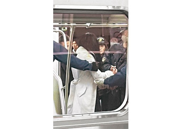 秋葉原站：JR山手線女刀手（中）被警員帶走。