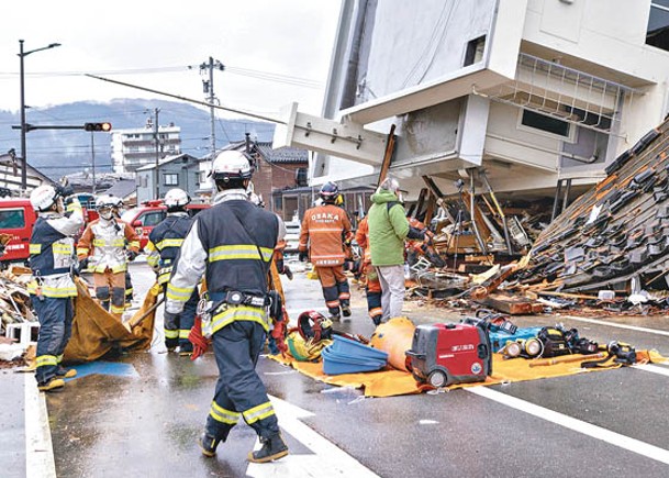 消防員在輪島市及時逃出倒塌的建築物。（Getty Images圖片）