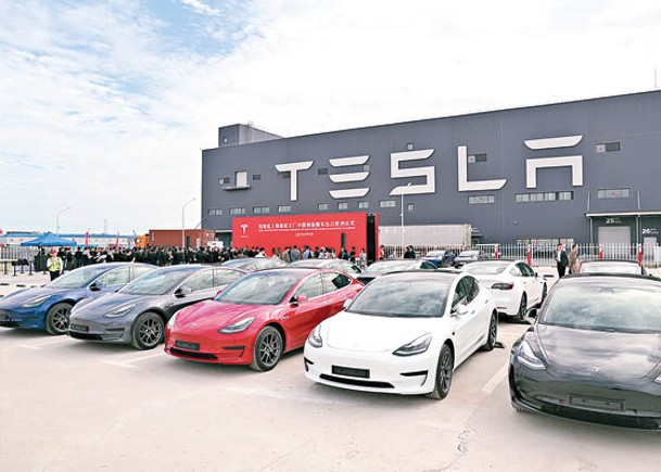 Tesla在上海設有工廠生產電動車。（中新社圖片）