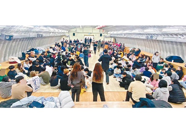 南韓延坪島居民疏散至避難中心。