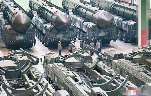 工廠放置多輛洲際彈道導彈發射車。