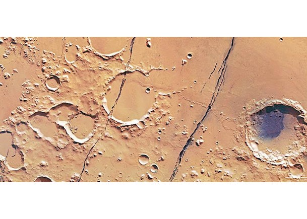 埃律西昂平原位於火星南北半球分界的過渡帶。