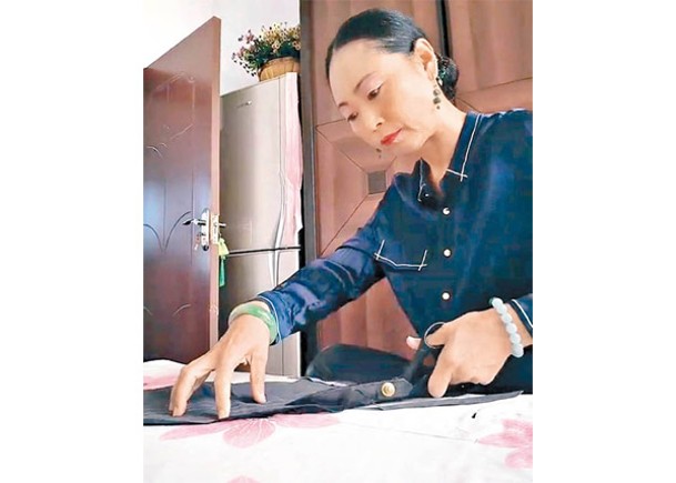 劉文香親手製作旗袍。