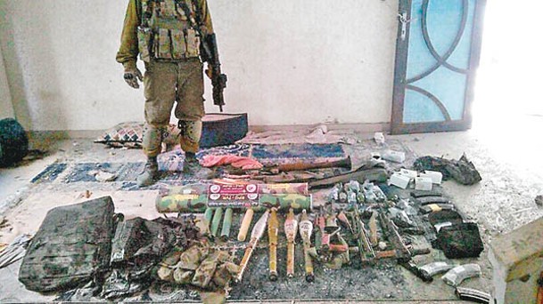以軍展示繳獲的哈馬斯武裝分子武器。