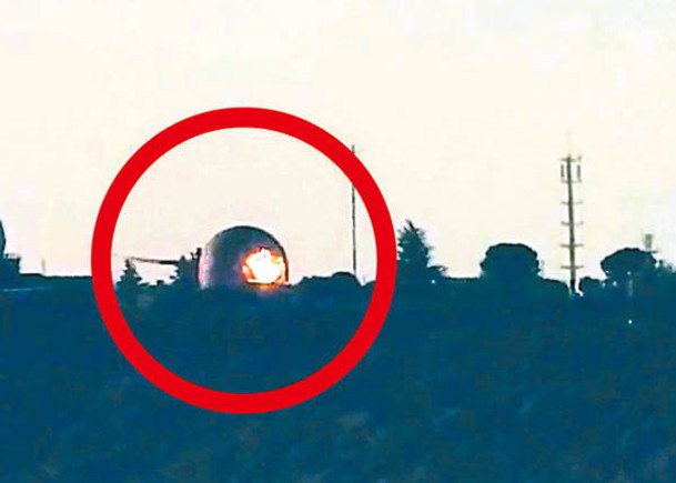以色列北部莫蘭空軍基地設施被擊中，出現火光（紅圈示）。