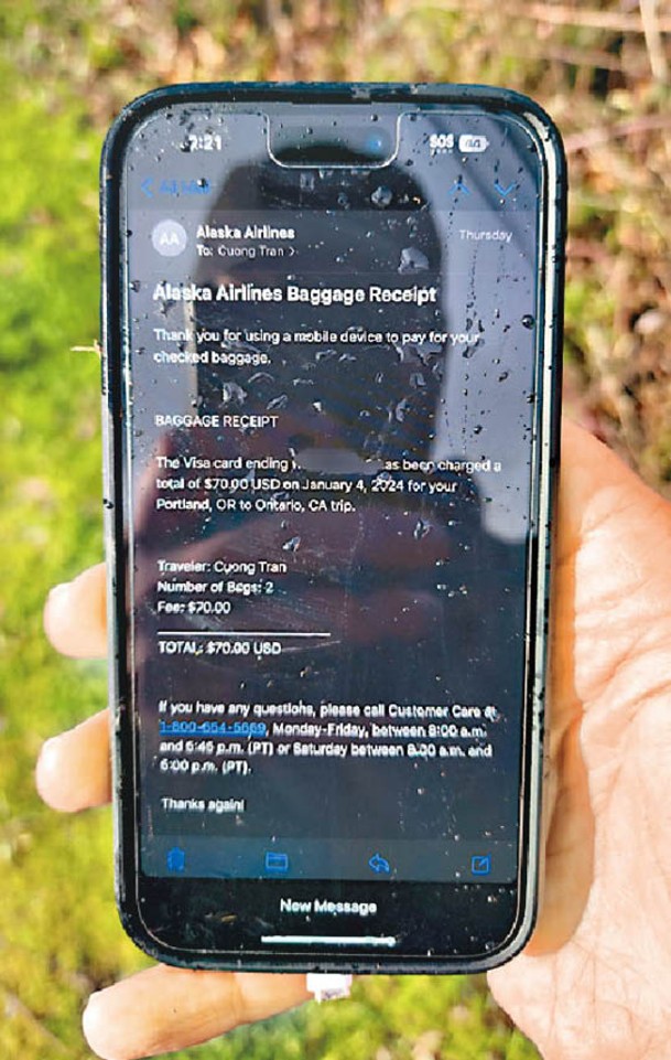 有網民發現相信屬於涉事航班乘客的手機。