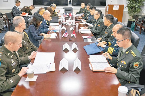 中美兩國軍方代表舉行面對面會談。