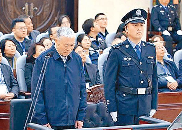 胡毅峰（前排左）當場認罪。