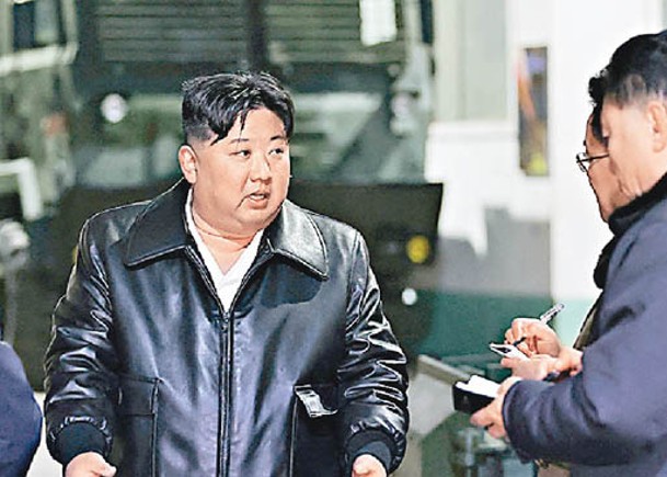 金正恩（左）宣稱南韓是主要敵人。
