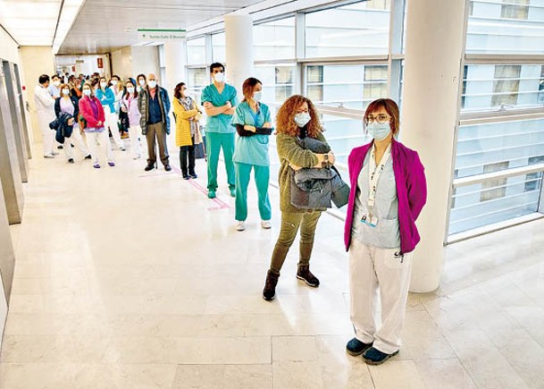 西班牙恢復在醫院強制佩戴口罩的規定。（Getty Images圖片）