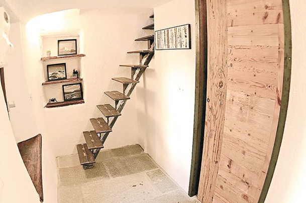 後：溫特把樓梯改建成開放式樓梯。