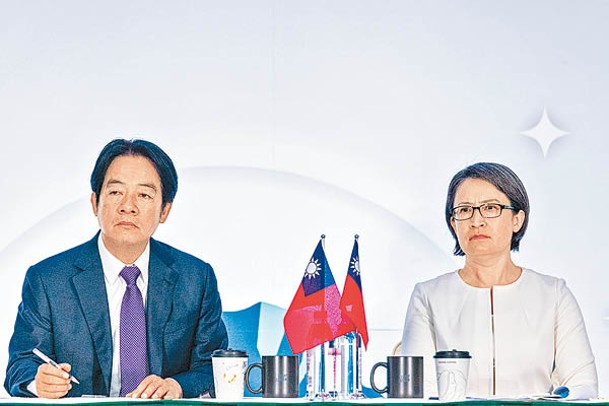 民進黨賴清德（左）、蕭美琴（右）接受記者提問。
