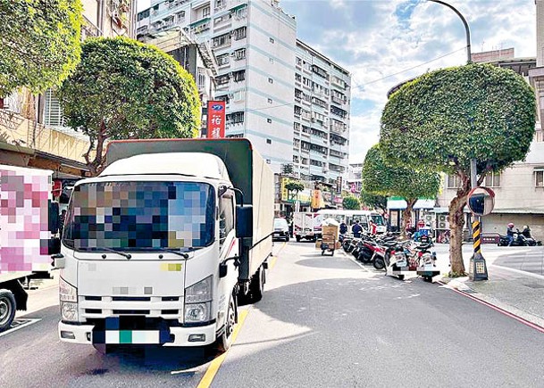 新北男過路暈倒  遭貨車輾斃