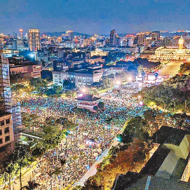 民眾黨在台北市凱達格蘭大道舉行造勢晚會。