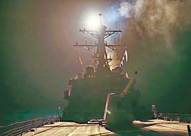 美軍艦隻發射戰斧導彈。