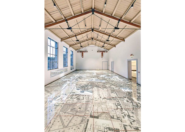 大理石古羅馬地圖碎片放在一幅仿製的著名羅馬地圖上。