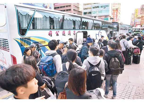 學生到台北車站的集合點等待專車回鄉投票。（中時電子報圖片）