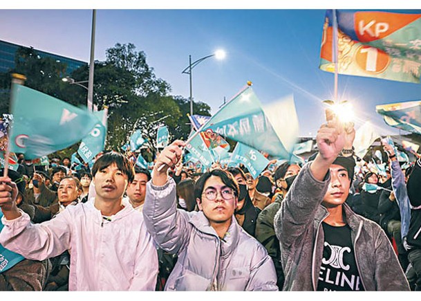 民眾黨支持者在台北市集合留意總統選舉點票結果。（Getty Images圖片）