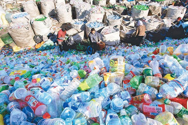 北京郊外堆滿大量塑膠廢品。（Getty Images圖片）
