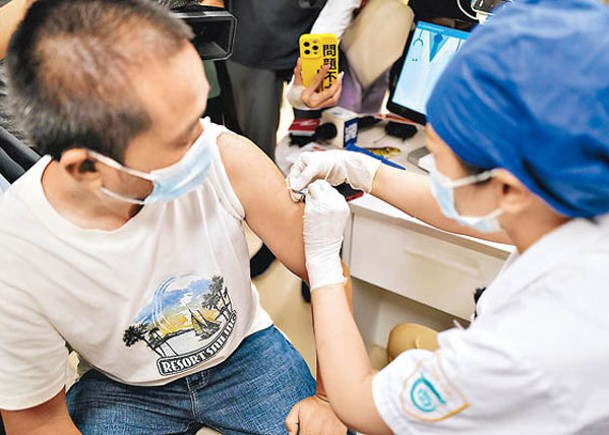 浙江市民接種疫苗。（中新社圖片）