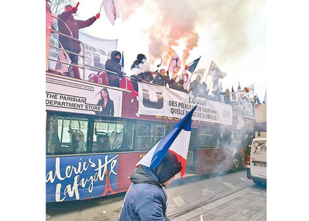 巴黎警察乘坐開篷巴士示威。