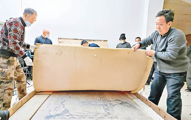 工作人員打開特製木箱揭曉壁畫修復成果。（中新社圖片）