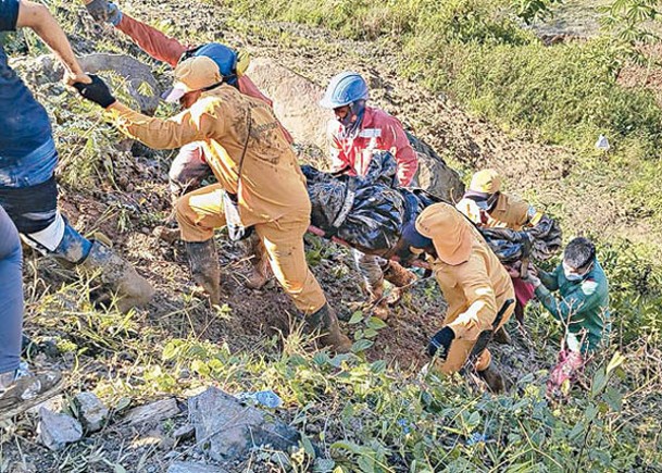 哥國塌山泥34人死  天雨礙搜救