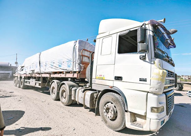 載有人道主義物資的貨車從邊境駛入加薩地帶。（Getty Images圖片）