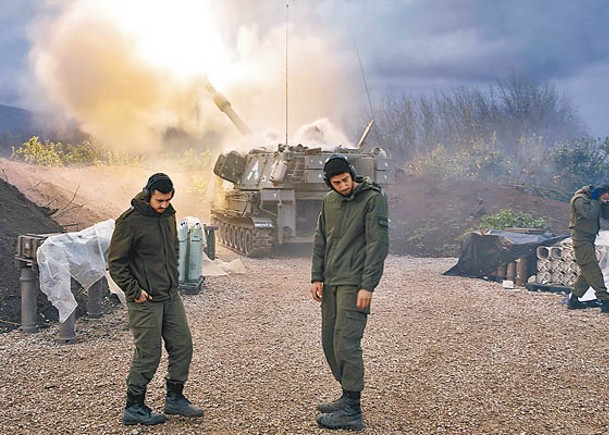 以色列士兵向黎巴嫩邊境開炮。（Getty Images圖片）