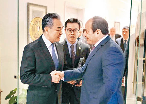 中國外交部長王毅（左）會見埃及總統西西（右）。