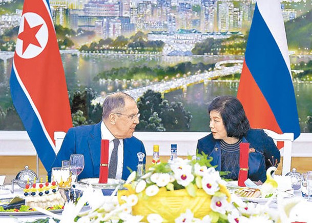 北韓外務相崔善姬（右）出訪俄羅斯，左為拉夫羅夫。