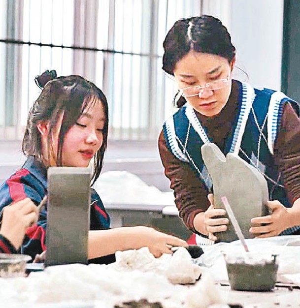 劉文婷（右）教導學生製作琉璃。