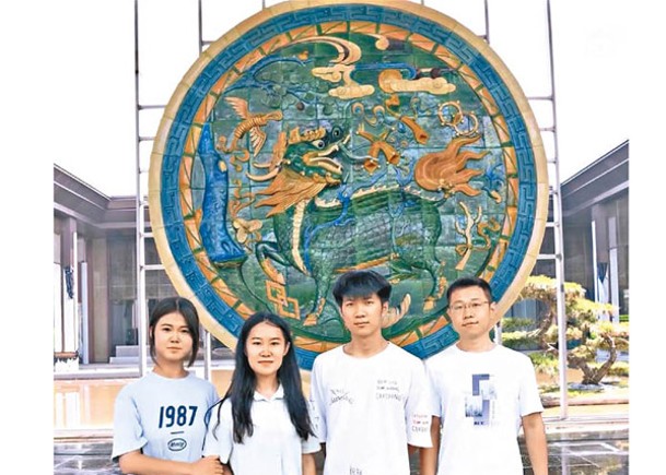劉文婷（左二）與家人合力打造《麒麟鬧八寶》。